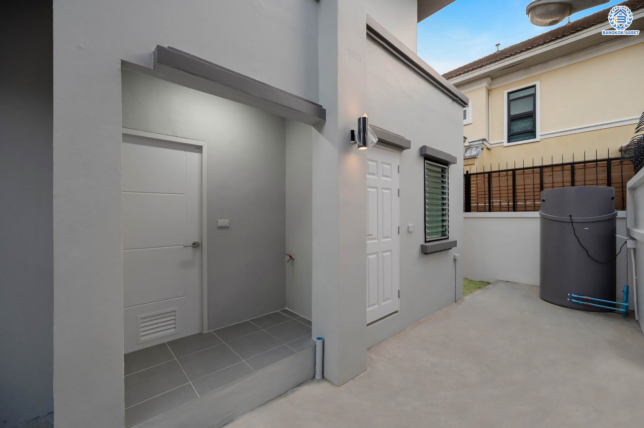 บ้านมือสองตกแต่งใหม่ โครงการ พฤกษ์ภิรมย์รีเจนท์ ปิ่นเกล้า บนสังคมคุณภาพจากแบรนด์ Q.House หลังใหญ่กว่า 113.4 ตร.ว. ดีไซน์ทันสมัยฟังก์ชัน 5 ห้องนอน (ห้องนอนชั้นล่าง 1 ห้อง) 5 ห้องน้ำ 1 ห้องแม่บ้าน จอดรถได้ 3 คัน บนที่สุดแห่งทำเลศักยภาพ หน้าโครงการติดถ.กาญจนาภิเษก เชื่อมต่อทุกการเดินทาง ใกล้จุดขึ้นทางด่วน "ศรีรัช" และรถไฟฟ้าสายสีม่วง "สถานีตลาดบางใหญ่"